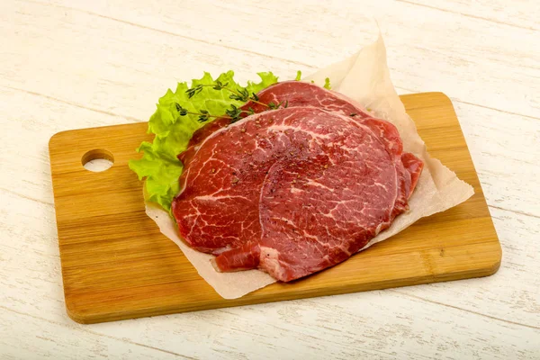 Ruwe rundvlees schnitzel — Stockfoto