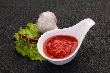 Baharatlı domates ve sarımsak sosu