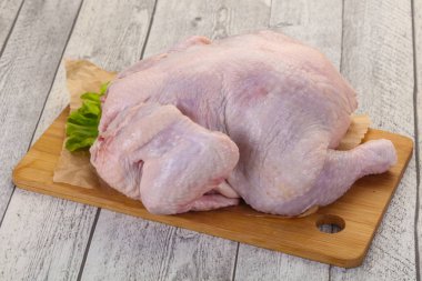 çiğ tavuk yemek için hazır