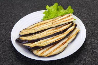 Kabın içinde ızgara patlıcan