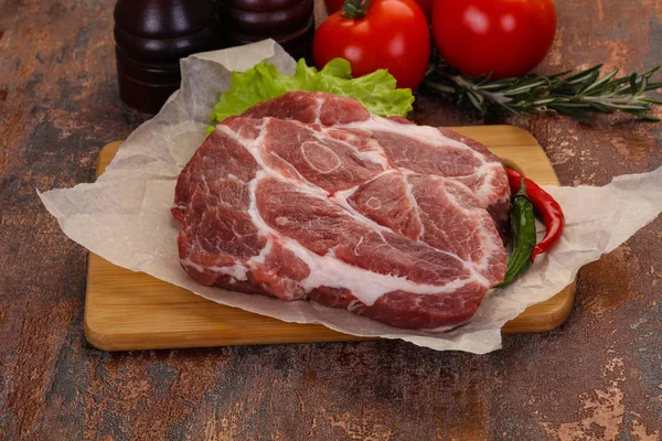 Bistecca al collo di maiale cruda — Foto Stock