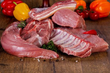 pişmemiş domuz eti