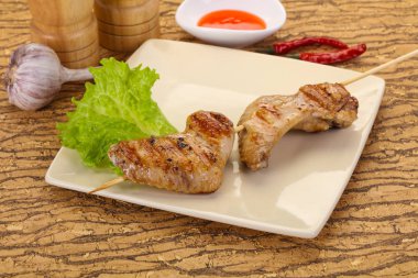 Tavuk kanatları şiş