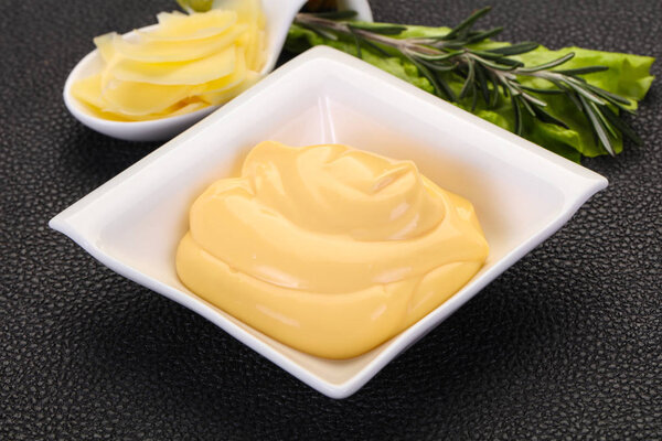 Сырный соус в миске
