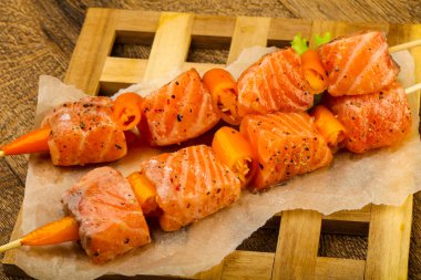 Çiğ somon şiş