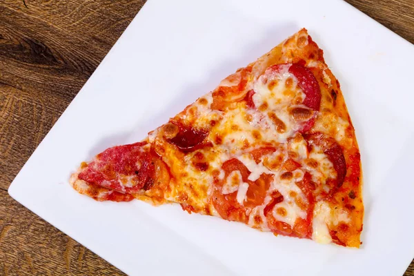 Пицца Пепперони с сосисками — стоковое фото
