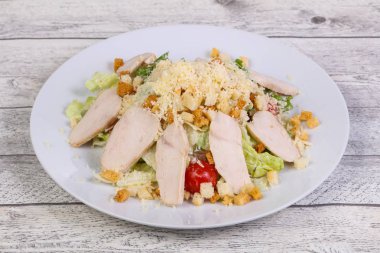 Sezar salata tavuk göğsü ile