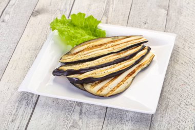 Kabın içinde ızgara patlıcan