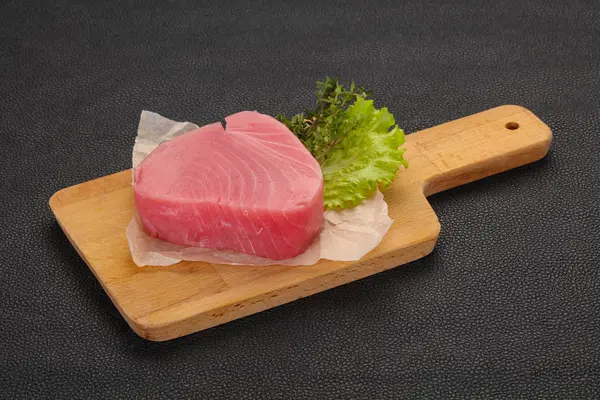 Стейк из сырого тунца — стоковое фото