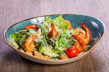 Karidesli Sezar salatası