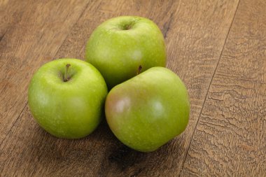 Olgun elma yeşil