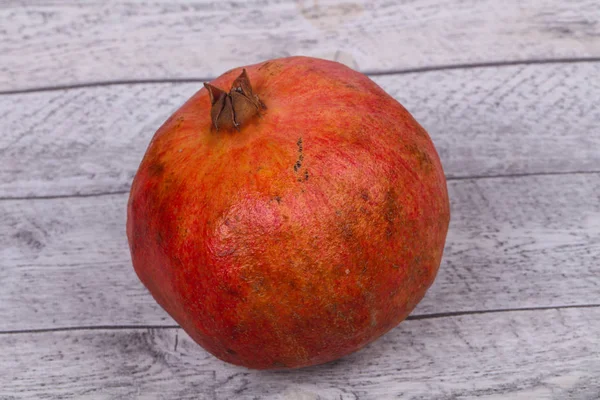 Zralé chutné granátové jablko — Stock fotografie