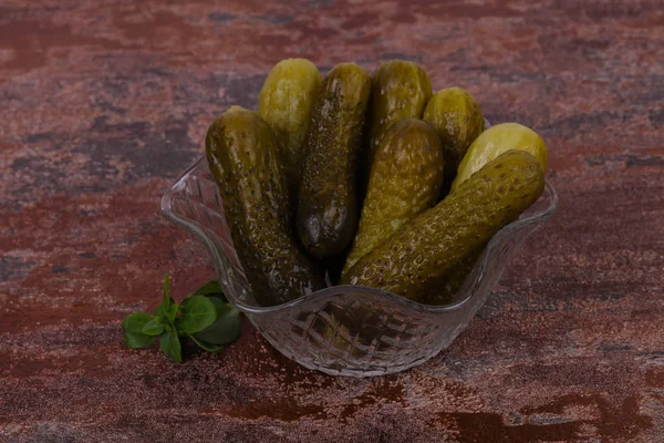 Eingelegter Gurkenhaufen in der Schüssel — Stockfoto