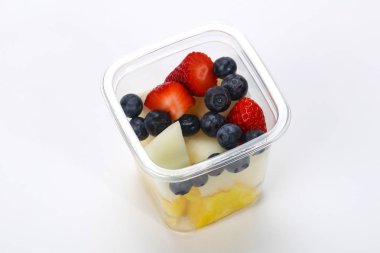 Kutuda dilimlenmiş meyve karışımı