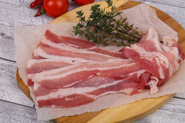 Pancetta cruda sul bordo — Foto Stock