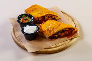 Soslu tavuklu böreği