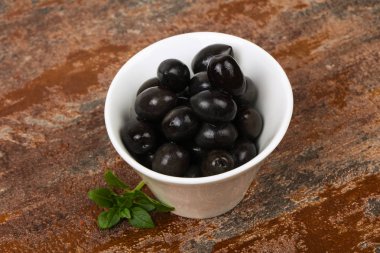 kabın içinde Siyah Zeytin