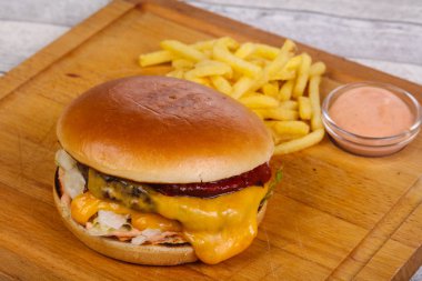 Burger ile sığır eti, peynir ve buzdağı salatası