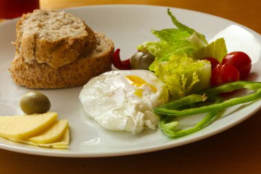 Ekmek ve peynir ile Benedict yumurta