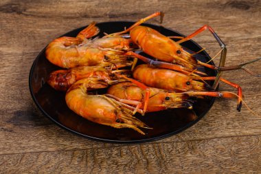 Tabakta ızgara su karidesi
