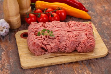 Kıyılmış çiğ hindi eti