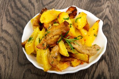 Domuz eti ile kızarmış patates