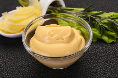 Kabın içinde peynir sos