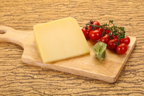 Pezzo di parmigiano duro — Foto Stock