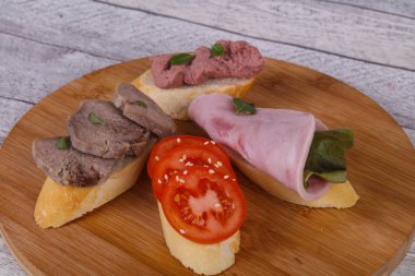 Bruschetta domates, jambon ve dil ile