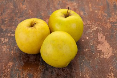 Sarı olgun elma