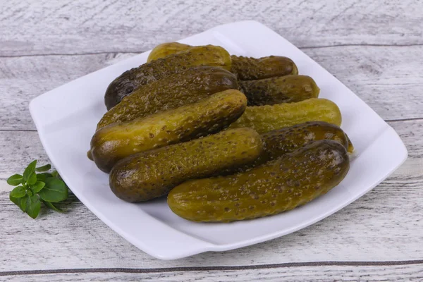 Pepinos en escabeche montón en el tazón — Foto de Stock