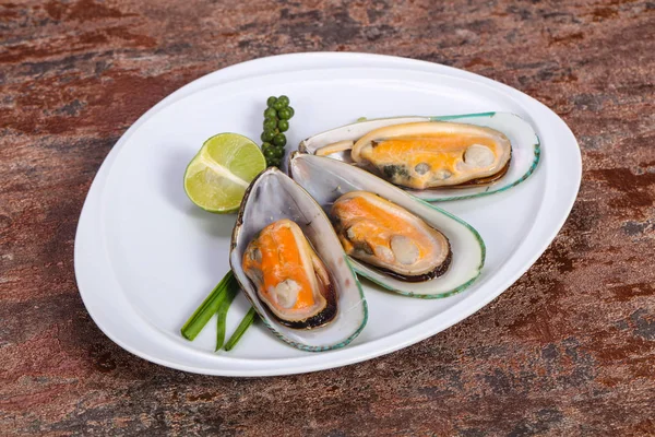 Half mussels with lime and pepper — Stock Photo, Image