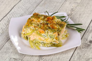 Somon ve brokoli ile lezzetli güveç