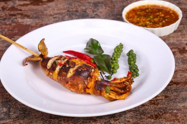 Sos ve hebs ile ızgara kalamar