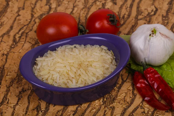 Arroz crudo sin cocer en el bowl — Foto de Stock