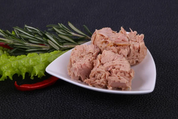 Sabroso pescado de atún enlatado en el bowl — Foto de Stock