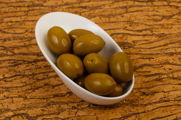 Зеленые оливки в чаше — стоковое фото