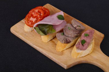 Bruschetta domates, jambon ve dil ile