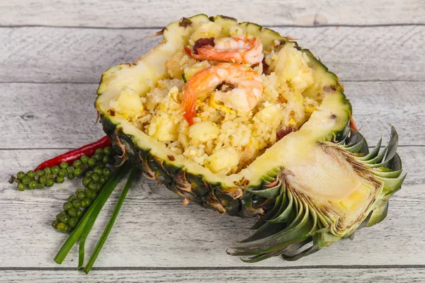 Stekt ris med ananas och räkor — Stockfoto