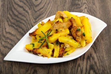 Domuz eti ile kızarmış patates