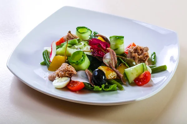 Tonfisk sallad med grönsaker — Stockfoto