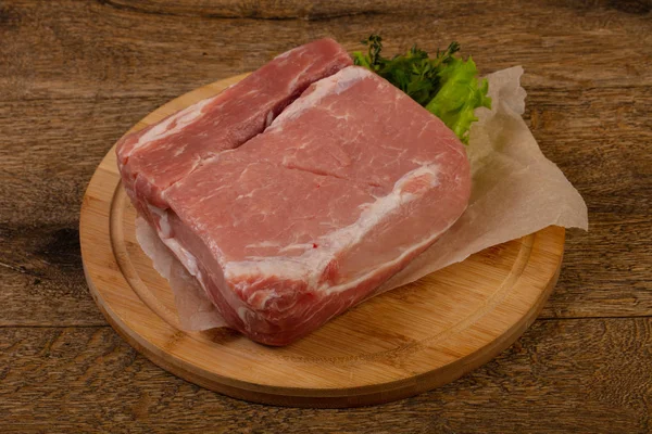 Сырое мясо свинины для выпечки — стоковое фото