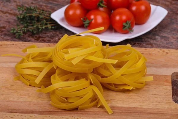 Massas alimentícias brutas fettuccini — Fotografia de Stock