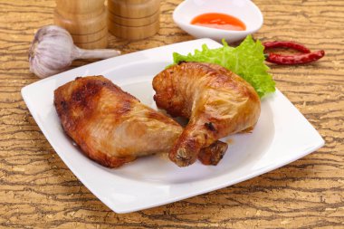 Kızarmış tavuk budu.