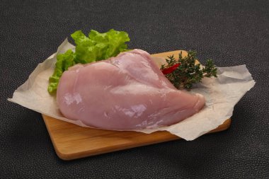 Çiğ tavuk göğsü.