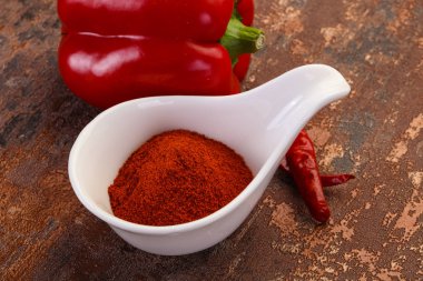 Kabın içinde kırmızı biber tozu