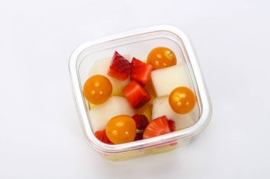 Kutuda dilimlenmiş meyve karışımı