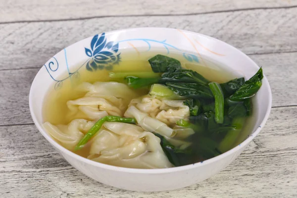 Sopa Wonton tradicional asiática con hierbas —  Fotos de Stock