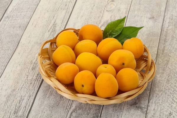 Reife leckere süße Aprikosen — Stockfoto