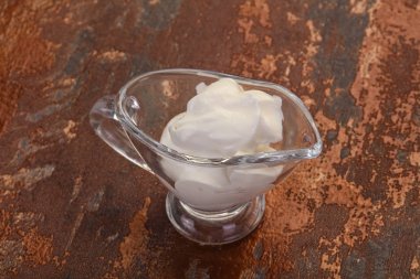 Ekşi krema kabın içinde